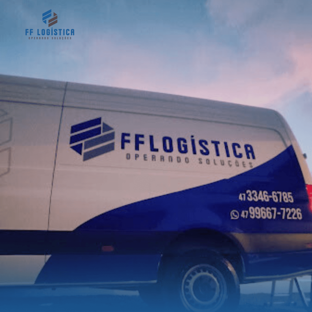 Van da FF Logística com a marca aplicada